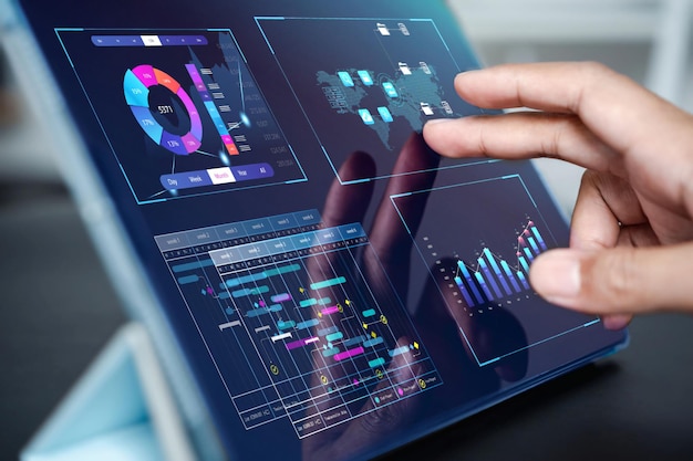Analista trabajando con computadora en Business Analytics y Data Management System para hacer un informe con KPI y métricas conectadas a la base de datos Estrategia corporativa para operaciones financieras marketing de ventas