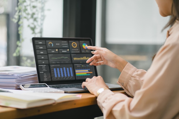 Foto la analista utiliza una computadora y un tablero de control para el análisis de datos empresariales y un sistema de gestión de datos con kpi los conceptos de operaciones de financiación de tecnología ventas y marketing
