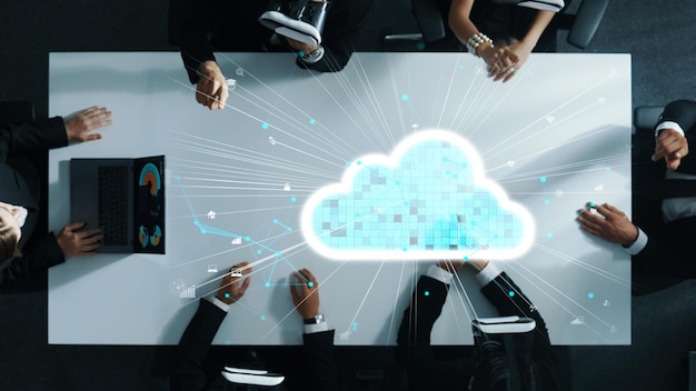 Los analistas de datos con auriculares VR se paran en la dirección holográfica del servidor en la nube.