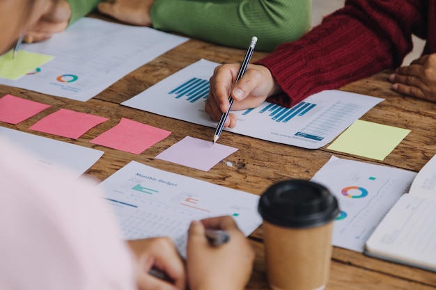 Analistas financeiros analisam relatórios financeiros de negócios em um projeto de investimento de planejamento de tablet digital durante uma discussão em uma reunião corporativa mostrando os resultados de seu trabalho em equipe bem-sucedido