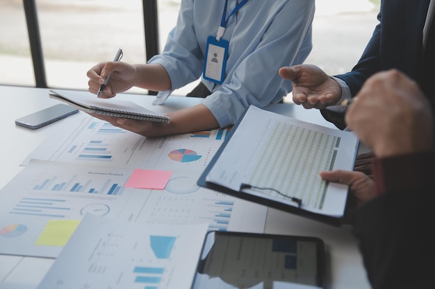 Analistas financeiros analisam relatórios financeiros de negócios em um projeto de investimento de planejamento de tablet digital durante uma discussão em uma reunião corporativa mostrando os resultados de seu trabalho em equipe bem-sucedido