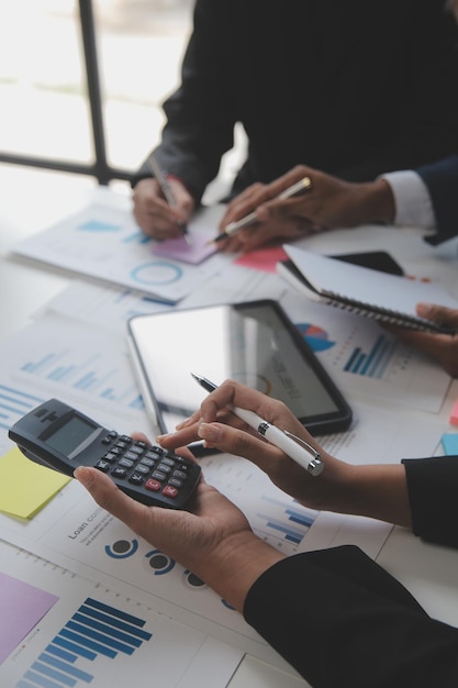 Foto analistas financeiros analisam relatórios financeiros de negócios em um projeto de investimento de planejamento de tablet digital durante uma discussão em uma reunião corporativa mostrando os resultados de seu trabalho em equipe bem-sucedido