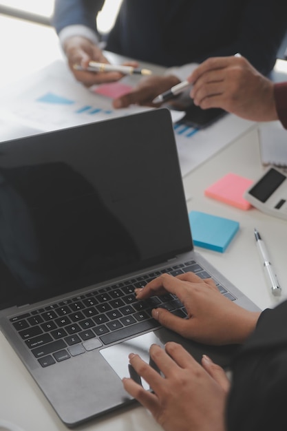 Foto analistas financeiros analisam relatórios financeiros de negócios em um projeto de investimento de planejamento de tablet digital durante uma discussão em uma reunião corporativa mostrando os resultados de seu trabalho em equipe bem-sucedido