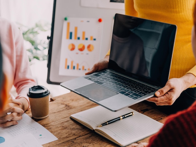 Foto analistas financeiros analisam relatórios financeiros de negócios em um projeto de investimento de planejamento de tablet digital durante uma discussão em uma reunião corporativa mostrando os resultados de seu trabalho em equipe bem-sucedido