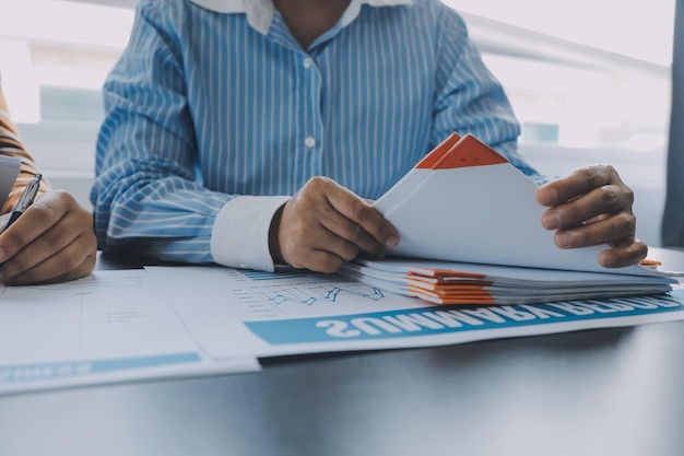 Analistas financeiros analisam relatórios financeiros de negócios em um projeto de investimento de planejamento de tablet digital durante uma discussão em uma reunião corporativa mostrando os resultados de seu trabalho em equipe bem-sucedido