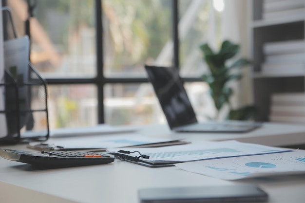 Foto analistas financeiros analisam relatórios financeiros de negócios em um projeto de investimento de planejamento de tablet digital durante uma discussão em uma reunião corporativa mostrando os resultados de seu trabalho em equipe bem-sucedido