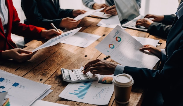 Los analistas financieros analizan los informes financieros de la empresa en un proyecto de inversión de planificación de tableta digital durante una discusión en una reunión corporativa que muestra los resultados de su exitoso trabajo en equipo