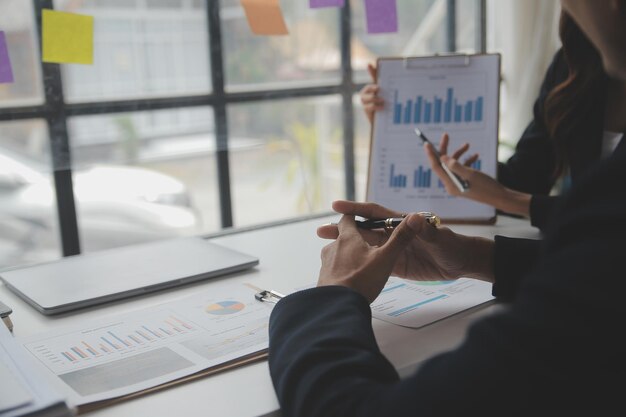 Foto los analistas financieros analizan los informes financieros de negocios en un proyecto de inversión de planificación de tabletas digitales durante una discusión en una reunión de empresas que muestran los resultados de su exitoso trabajo en equipo