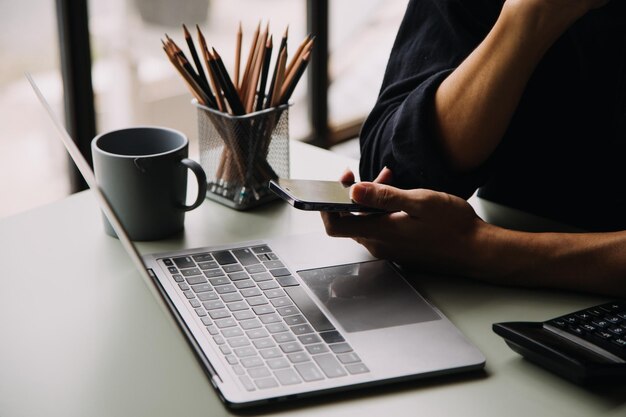 Los analistas financieros analizan informes financieros de negocios sobre un proyecto de inversión de planificación de tabletas digitales durante una discusión en una reunión corporativa que muestra los resultados de su exitoso trabajo en equipo