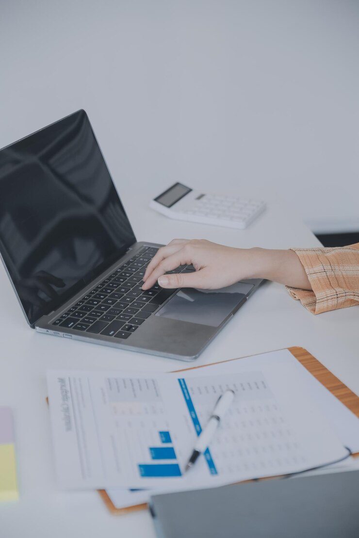 Foto los analistas financieros analizan informes financieros de negocios sobre un proyecto de inversión de planificación de tabletas digitales durante una discusión en una reunión corporativa que muestra los resultados de su exitoso trabajo en equipo