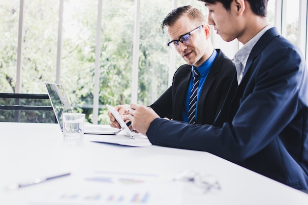 Analistas de mercado, planificación de personas y brain storming con gente de negocios de marketing