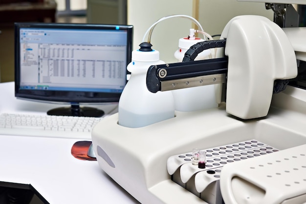 Analizador bioquímico en laboratorio