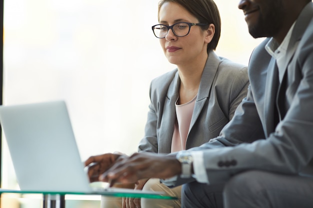 Analizando estadísticas de ventas en laptop