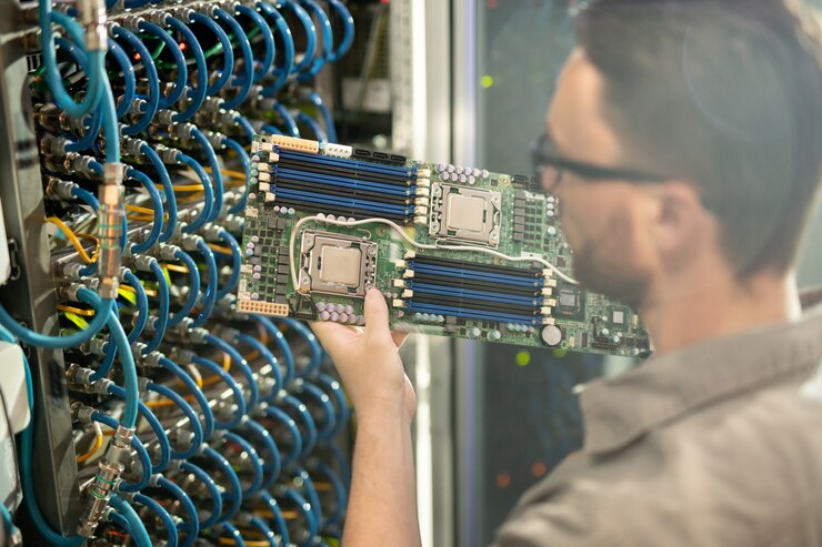 Foto analizando la placa base de la supercomputadora