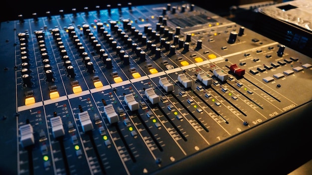 Analoge Audio-Sound-Mixer-Controller-Panel-Maschine für die Arbeit mit digitaler Aufnahme und Endmischung