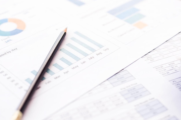 Foto analysieren eines diagramms finanzberichtskonzept