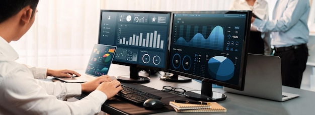 Foto analyst arbeitet an datenanalyse oder bi-dashboard auf einem computermonitor business-team analysiert finanzdaten von fintech im unternehmensbüro für business-marketing und strategieplanung trailblazing