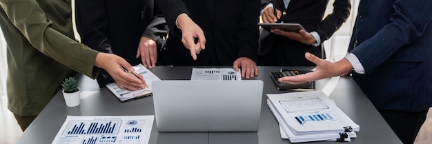 Analystenteam analysiert Geschäftsdatenpapier auf dem Bürotisch Prodigy