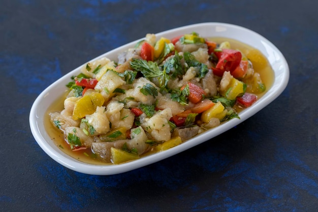 Anamur-Salat-Vorspeise mit viel Gemüse zubereitet Traditionelle Vorspeisen aus dem Nahen Osten mit dem Hauptgericht Layout auf weißem Holz