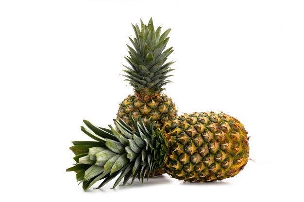 Ananas aislado en un espacio en blanco.