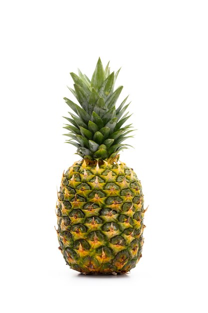 Ananas aislado sobre un fondo blanco.