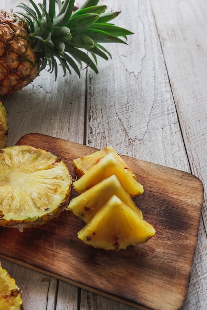 Ananas auf dem Holz Textur Hintergrund