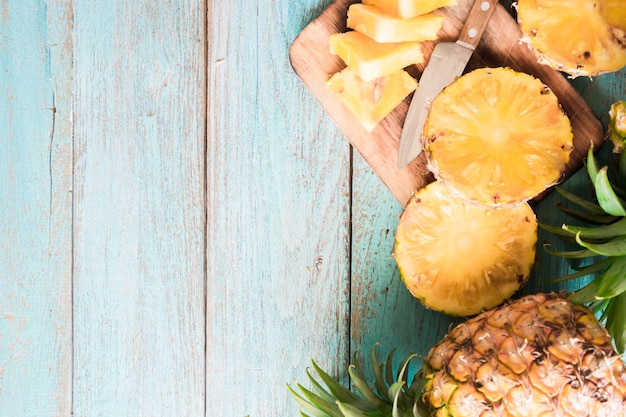 Ananas auf dem Holz Textur Hintergrund