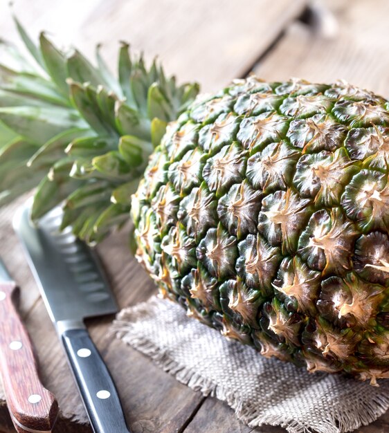 Ananas auf dem Holztisch