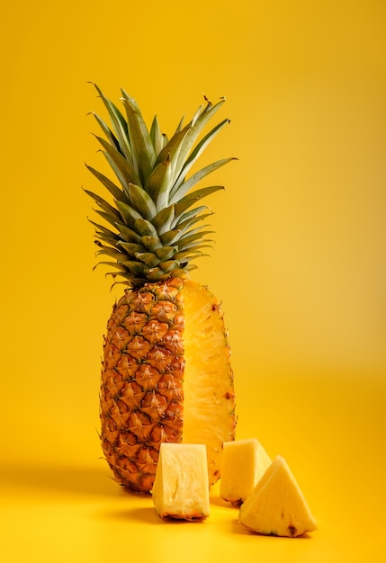 Ananas auf gelbem Hintergrund