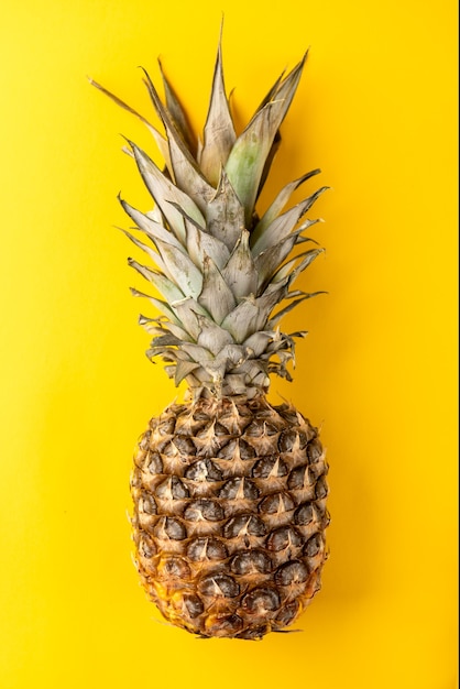 Ananas auf gelber Oberfläche.