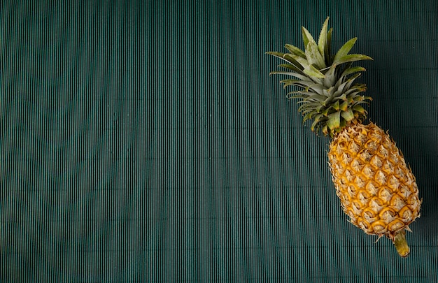 Ananas auf grünem Papierhintergrund