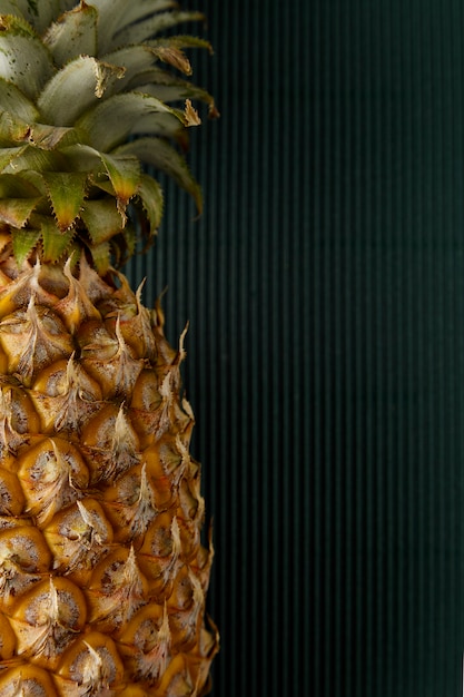 Foto ananas auf grünem papierhintergrund