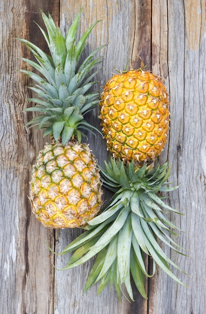 Ananas auf hölzernem Hintergrund.