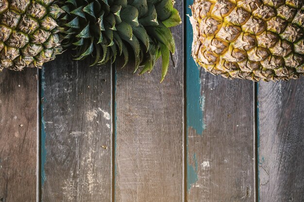 Ananas auf Holzboden.