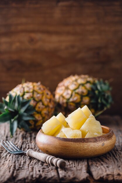 Ananas auf Holztisch