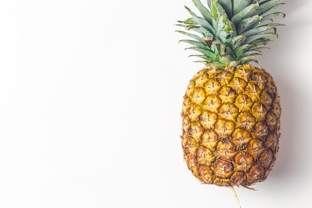 Ananas auf unbedeutendem weißem Brett