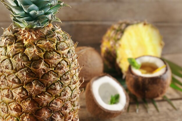 Ananas auf verschwommenem Hintergrund in Nahaufnahme