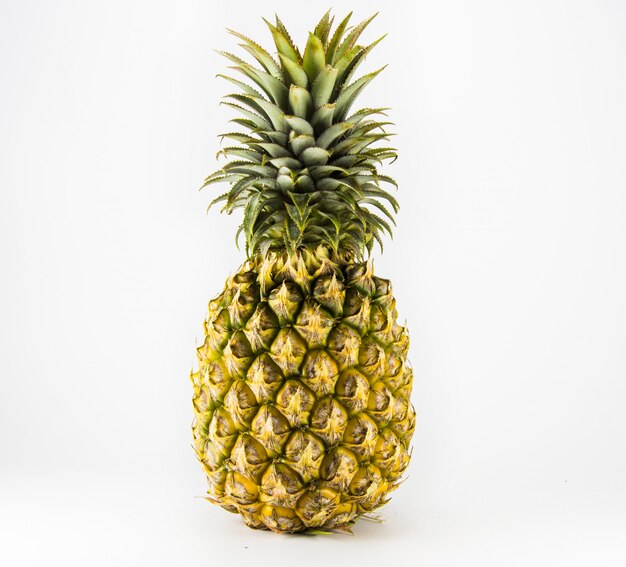 Ananas auf weißem Hintergrund