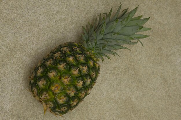 Foto ananas comosus oder ananas auf braunem hintergrund