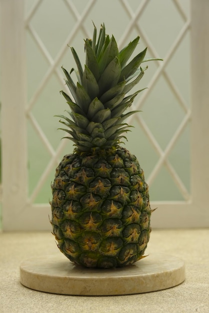 Foto ananas comosus oder ananas mit fenster als hintergrund