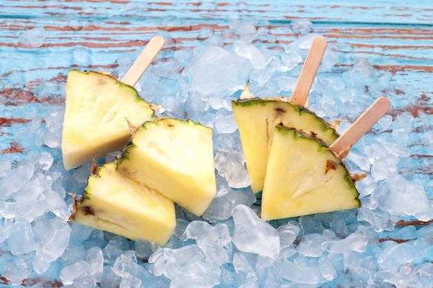 Ananas Eis am Stiel lecker frische Sommerfrucht süßes Dessert Holz Teak