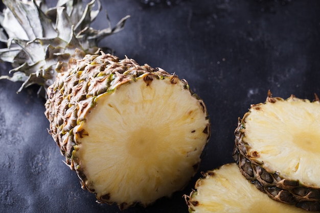 Ananas, frisch und reif geschnitten