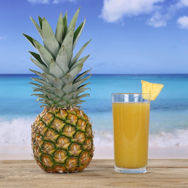 Ananas-Frucht- und Saftgetränk