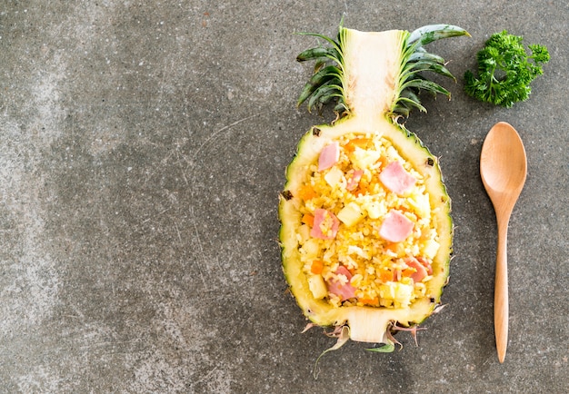 Ananas gebratener Reis mit Schinken