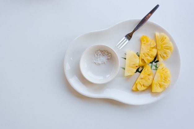 Ananas geschnitten im weißen Hintergrund mit Kopienraum