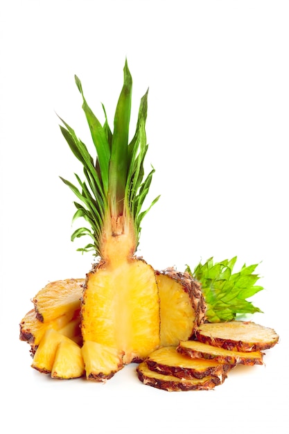 Ananas getrennt auf Weiß