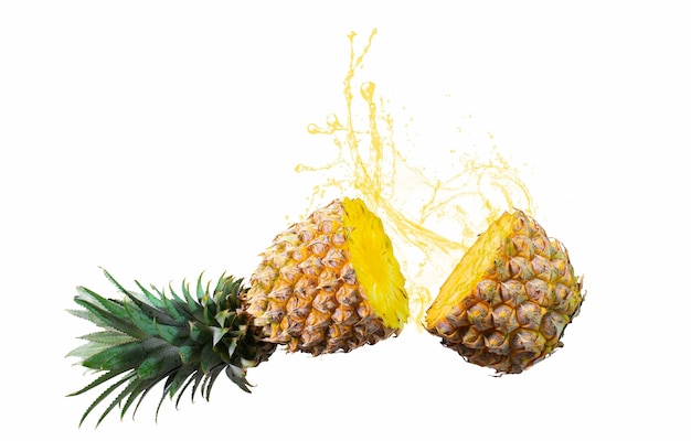 Ananas halbiert in der Luft mit Wasser oder Spritzer Reife Früchte werden nicht auf weißem Hintergrund geschält