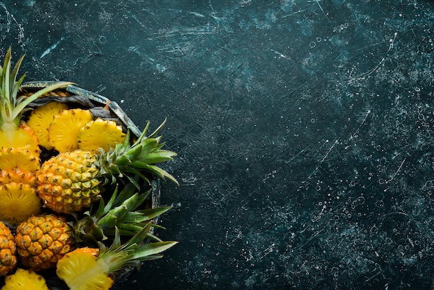 Ananas in einer Holzkiste Reife Babyananas Tropische Früchte Draufsicht Freier Platz für Text