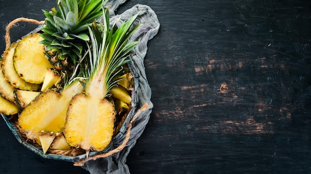 Ananas in einer Holzkiste Tropische Früchte Draufsicht Kostenloser Kopierbereich