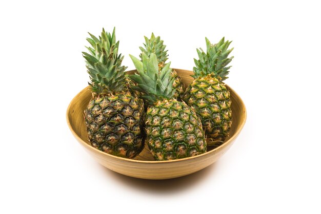 Ananas in einer Schüssel lokalisiertes OM-Weiß.